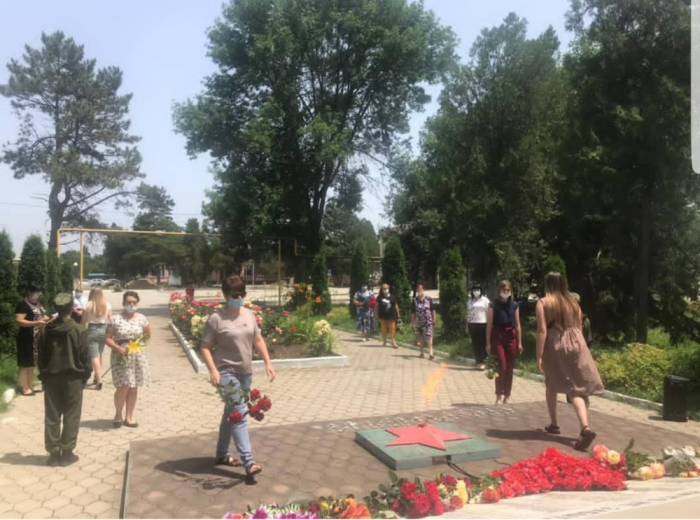 Церемония возложения цветов к памятнику Воина-освободителя