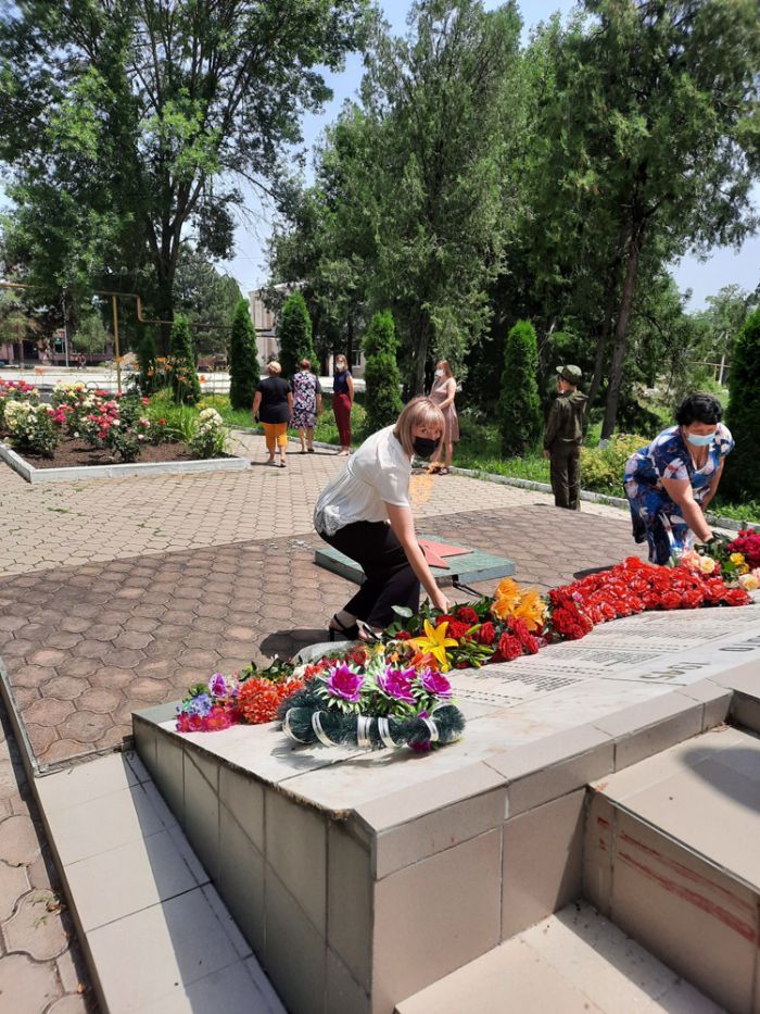 Церемония возложения цветов к памятнику Воина-освободителя