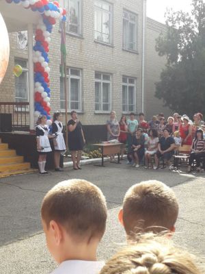 1 сентября на торжественной линейке  молодой депутат М.Н.Аксенова поздравила школьников с началом нового учебного года