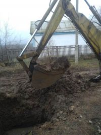 Работы по ликвидации порыва водопроводной сети на пересечении улиц Школьной и Братской в станице Воздвиженской